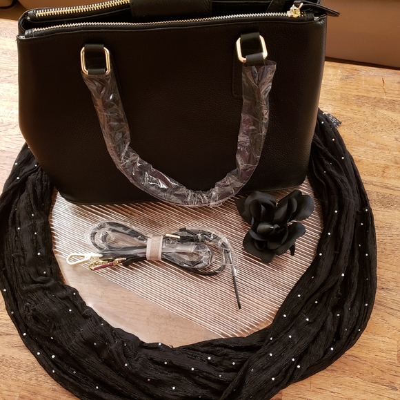 Handbags - BRAND NEW Black leather hand bag